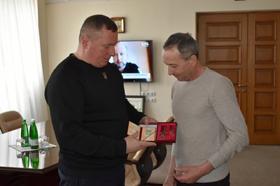 Водію шкільного автобуса з Волині вручили державну нагороду Водію шкільного автобуса з Волині вручили державну нагороду