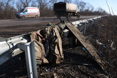 Військова форма та носилки на узбіччі неподалік Бахмута, Донеччина, 25 січня 2023 року. Військова форма та носилки на узбіччі неподалік Бахмута, Донеччина, 25 січня 2023 року.