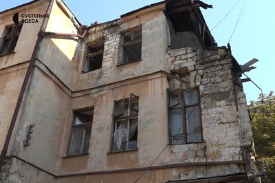 "Ми навіть перелякатися не встигли":в центрі Одеси обвалилася стіна пам’ятника архітектури "Ми навіть перелякатися не встигли":в центрі Одеси обвалилася стіна пам’ятника архітектури