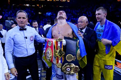 Олександр Усик фото пояси чемпіона Олександр Усик фото пояси чемпіона