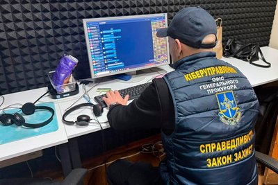 Працівник Офісу Генпрокурора в приміщенні кол-центру у Харкові Працівник Офісу Генпрокурора в приміщенні кол-центру у Харкові