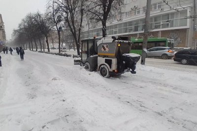 Через снігопад у Житомирі та області прибирають дороги й вулиці Через снігопад у Житомирі та області прибирають дороги й вулиці