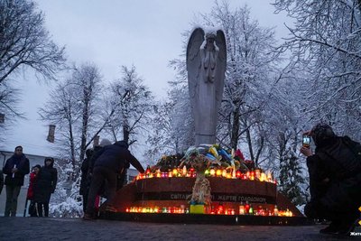 Як у Житомирі вшанували пам'ять жертв голодоморів: фоторепортаж Як у Житомирі вшанували пам'ять жертв голодоморів: фоторепортаж