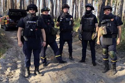 Земля буде безпечна: як рятувальники з Житомирщини розміновують території України Земля буде безпечна: як рятувальники з Житомирщини розміновують території України