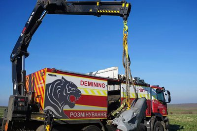 У полі на Миколаївщині місцеві жителі виявили уламки крилатої ракети — ДСНС У полі на Миколаївщині місцеві жителі виявили уламки крилатої ракети — ДСНС