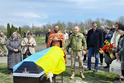 На Одещині прощалися з військовим, який загинув поблизу Бахмута На Одещині прощалися з військовим, який загинув поблизу Бахмута