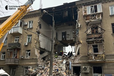 "Шахед" влетів у будинок": що кажуть очевидці про нічну атаку на чотириповерхівку, де шукають людей