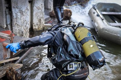 Рятувальник у водоймі в Шевченківському районі Харкова, де загинули двоє дітей 12 березня 2026 року