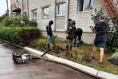 У Бердичеві злива затопила вулиці, дитсадки і станцію швидкої допомоги: як ліквідовують наслідки У Бердичеві злива затопила вулиці, дитсадки і станцію швидкої допомоги: як ліквідовують наслідки