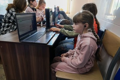 Школярі слухають онлайн-заняття в сільраді села Студенок в Ізюмському районі Школярі слухають онлайн-заняття в сільраді села Студенок в Ізюмському районі