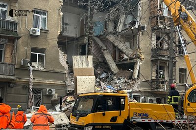 "Шахед" влетів у будинок": що кажуть очевидці про нічну атаку на чотириповерхівку, де шукають людей