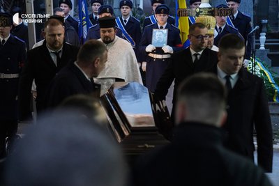 Тіло загиблого міністра внутрішніх справ Дениса Монастирського переносять для поховання на Байковому кладовищі, Київ, 21 січня 2023 року.