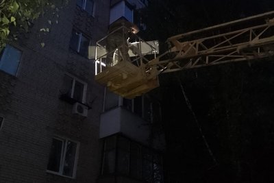 У Сумах російський БпЛА застряг у деревах біля багатоповерхівки У Сумах російський БпЛА застряг у деревах біля багатоповерхівки