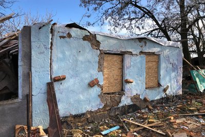 На Миколаївщині в зруйнованому більш як на половину селі родина відновлює дім На Миколаївщині в зруйнованому більш як на половину селі родина відновлює дім
