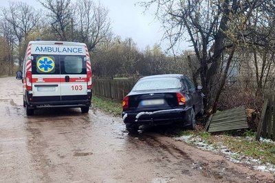 Врізався у дерево та загинув на місці — правоохоронці на Житомирщині встановлюють обставини ДТП Врізався у дерево та загинув на місці — правоохоронці на Житомирщині встановлюють обставини ДТП