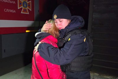 Психологиня ДСНС втішає рідню загиблих у пожежі Психологиня ДСНС втішає рідню загиблих у пожежі