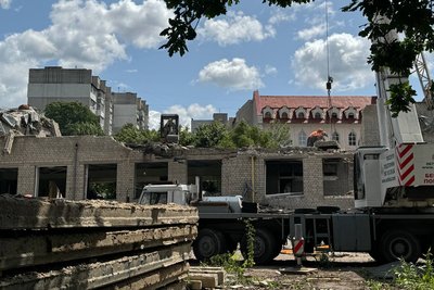 У Житомирі почали демонтувати розбомблену армією РФ будівлю ліцею №25
