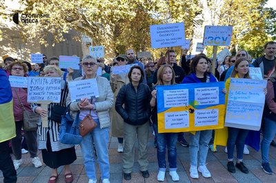Одесити два місяці просять скасувати владу мільйонні тендери та передати гроші на ЗСУ Одесити два місяці просять скасувати владу мільйонні тендери та передати гроші на ЗСУ
