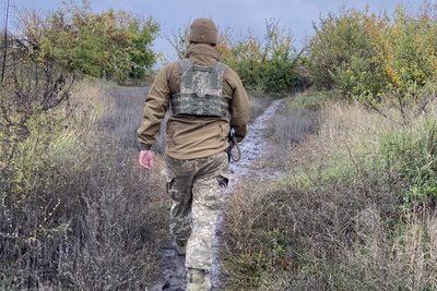 Бахмут, український військовий на фронті. Бахмут, український військовий на фронті.