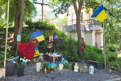 У Києві пошкодили могили "Да Вінчі", "Джуса", Петриченка У Києві пошкодили могили "Да Вінчі", "Джуса", Петриченка