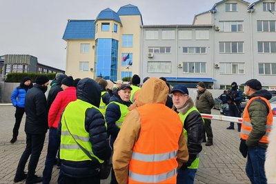 Під польським консульством у Луцьку перевізники вимагають розблокувати пункти пропуску на кордоні Під польським консульством у Луцьку перевізники вимагають розблокувати пункти пропуску на кордоні