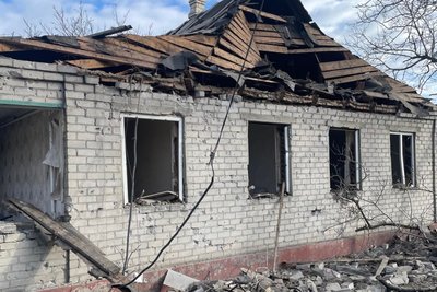 "За сантиметри від голови": уламок "шахеда" пробив подушку, на якій спала матір із півторарічною дитиною "За сантиметри від голови": уламок "шахеда" пробив подушку, на якій спала матір із півторарічною дитиною