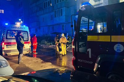 Пожежа у квартирі на шостому поверсі дев'ятиповерхівки у Житомирі: загинули дві людини Пожежа у квартирі на шостому поверсі дев'ятиповерхівки у Житомирі: загинули дві людини