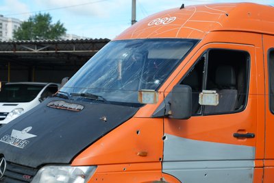 Атаки на Суми: пошкоджені багатоповерхівка та авто Атаки на Суми: пошкоджені багатоповерхівка та авто
