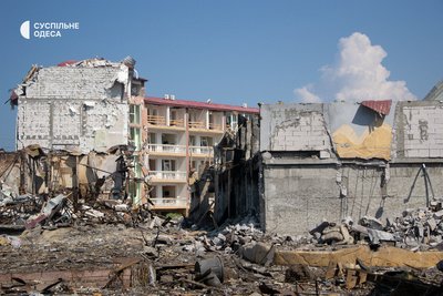 "Побачив ікону, взяв у руки й просто вистрибнув у вікно". Фоторепортаж з обстріляної Затоки на Одещині "Побачив ікону, взяв у руки й просто вистрибнув у вікно". Фоторепортаж з обстріляної Затоки на Одещині