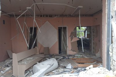 Дорога прострілюється, хліб не завозять. В села під Бахмутом останню гуманітарку привозили ще у вересні Дорога прострілюється, хліб не завозять. В села під Бахмутом останню гуманітарку привозили ще у вересні