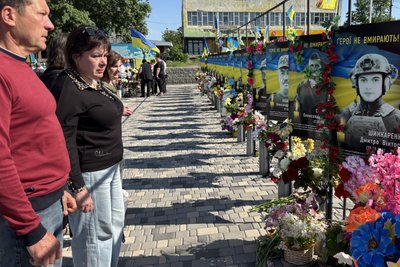У Доманівці відбулася акція "Героям Слава" на честь загиблих військових У Доманівці відбулася акція "Героям Слава" на честь загиблих військових