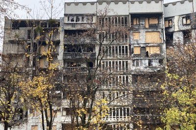 Пошкоджений обстрілом РФ будинок на Північній Салтівці у Харкові. Жовтень 2023 Пошкоджений обстрілом РФ будинок на Північній Салтівці у Харкові. Жовтень 2023