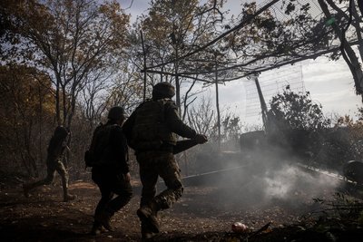 Артилеристи стріляють з 152-міліметрової гаубиці Артилеристи стріляють з 152-міліметрової гаубиці