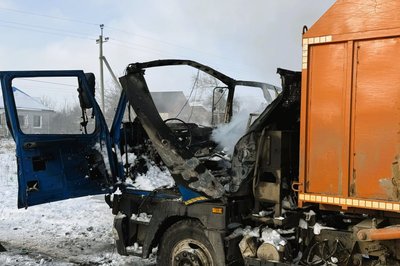 Комунальний сміттєвоз, по якому вдарив російський дрон у Руській Лозовій, 23 січня 2026 року Комунальний сміттєвоз, по якому вдарив російський дрон у Руській Лозовій, 23 січня 2026 року