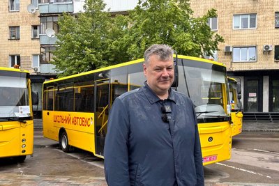 Громадам Житомирщини передали 27 шкільних автобусів Громадам Житомирщини передали 27 шкільних автобусів