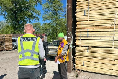 Правоохоронці Житомирщини заявили про викриття масштабної схеми вивозу хвойної деревини за кордон Правоохоронці Житомирщини заявили про викриття масштабної схеми вивозу хвойної деревини за кордон