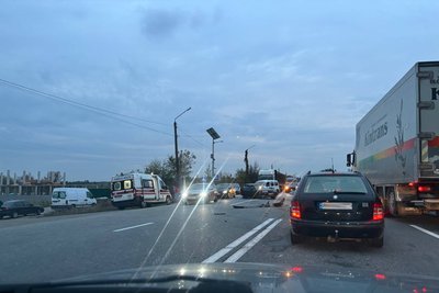 Через ДТП під Житомиром рух в напрямку міста ускладнено Через ДТП під Житомиром рух в напрямку міста ускладнено