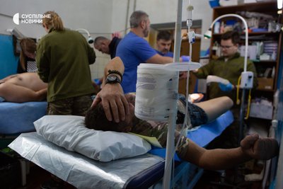 Поранені військові у стабілізаційному пункті з медиками Поранені військові у стабілізаційному пункті з медиками