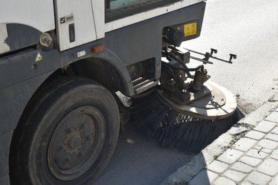 Дороги у Луцьку почали прибирати від залишків протиожеледних сумішей Дороги у Луцьку почали прибирати від залишків протиожеледних сумішей