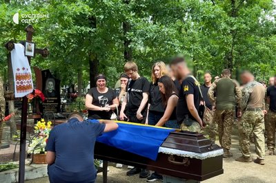 "Він першим йшов у бій": на Одещині попрощалися із загиблим захисником Максимом Сидоренком "Він першим йшов у бій": на Одещині попрощалися із загиблим захисником Максимом Сидоренком