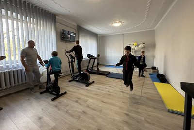 У місті на Волині для дітей і дорослих відкрили тренажерну залу та спортивний майданчик У місті на Волині для дітей і дорослих відкрили тренажерну залу та спортивний майданчик