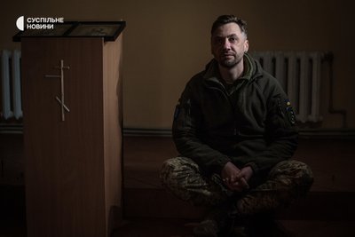 Сергій Дмитрієв в Храмі Святої Варвари у Херсоні, де він служив до війни 2014 року, листопад 2022 року. Сергій Дмитрієв в Храмі Святої Варвари у Херсоні, де він служив до війни 2014 року, листопад 2022 року.