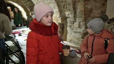 Бесіда з Миколаєм, вірші та подарунки: як у Луцьку працює резиденція в укритті