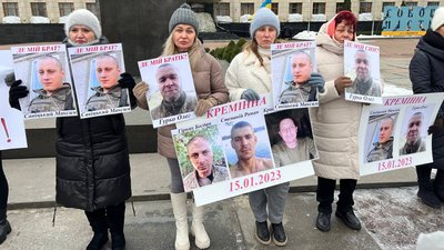 "Не мовчи — полон вбиває": у Житомирі відбулася акція на підтримку військовополонених "Не мовчи — полон вбиває": у Житомирі відбулася акція на підтримку військовополонених