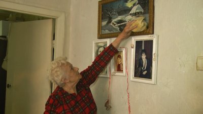 У Хмельницькому напередодні Великодня волонтери прибирають оселі пенсіонерів