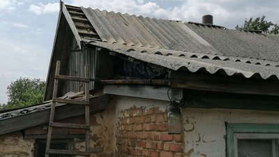 Пошкоджений будинок на вулиці Шкільній у Дмитрівці