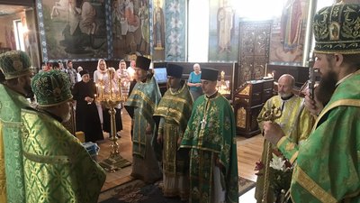 Разом з громадою до ПЦУ перейшли настоятель, троє священників і двоє дияконів Разом з громадою до ПЦУ перейшли настоятель, троє священників і двоє дияконів