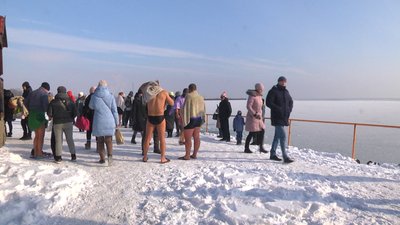 Попри локдаун, понад 2 тисячі маріупольців пірнали у крижану воду Попри локдаун, понад 2 тисячі маріупольців пірнали у крижану воду