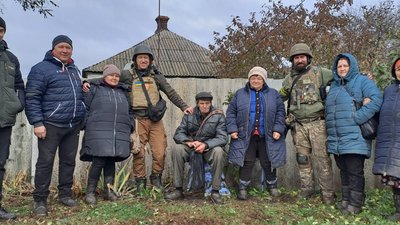 Військовослужбовці 103 ТрО бригади допомогли евакуювати жителів прифронтового села Військовослужбовці 103 ТрО бригади допомогли евакуювати жителів прифронтового села