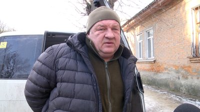 Шиють подушки, балаклави, рукавиці: літні люди у Житомирі допомагають військовим Шиють подушки, балаклави, рукавиці: літні люди у Житомирі допомагають військовим